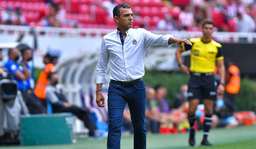 Ricardo Cadena dirigiendo a Chivas