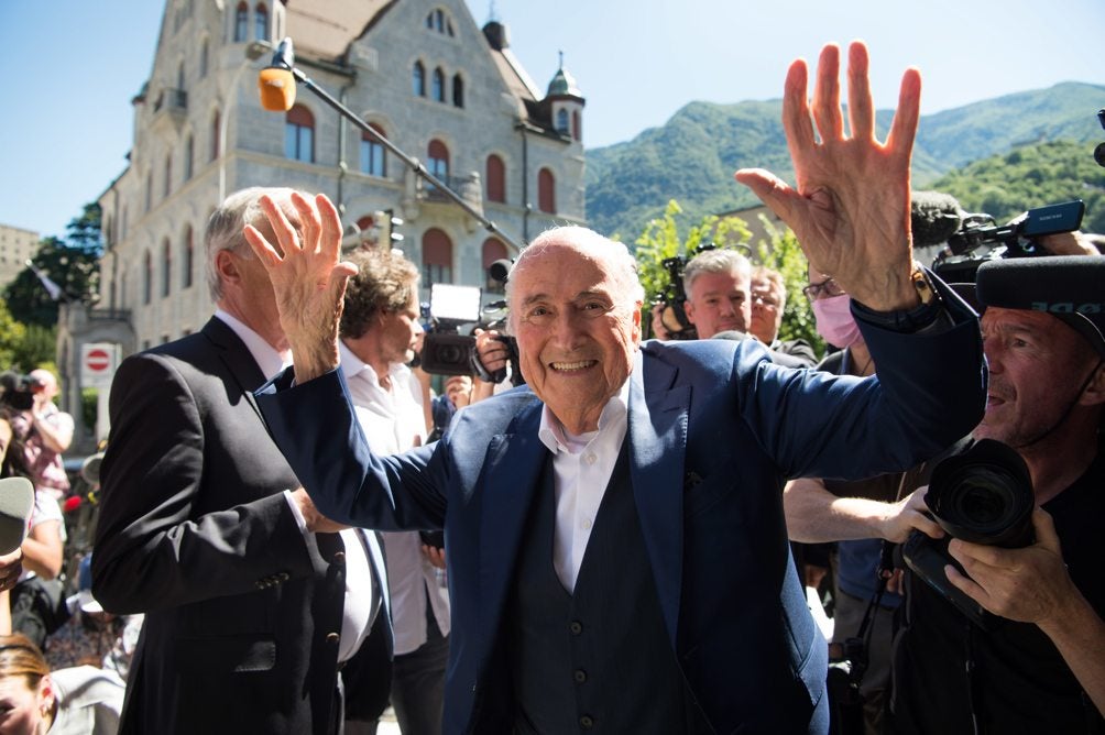 Blatter celebra tras quedar absuelto del FIFA GATE