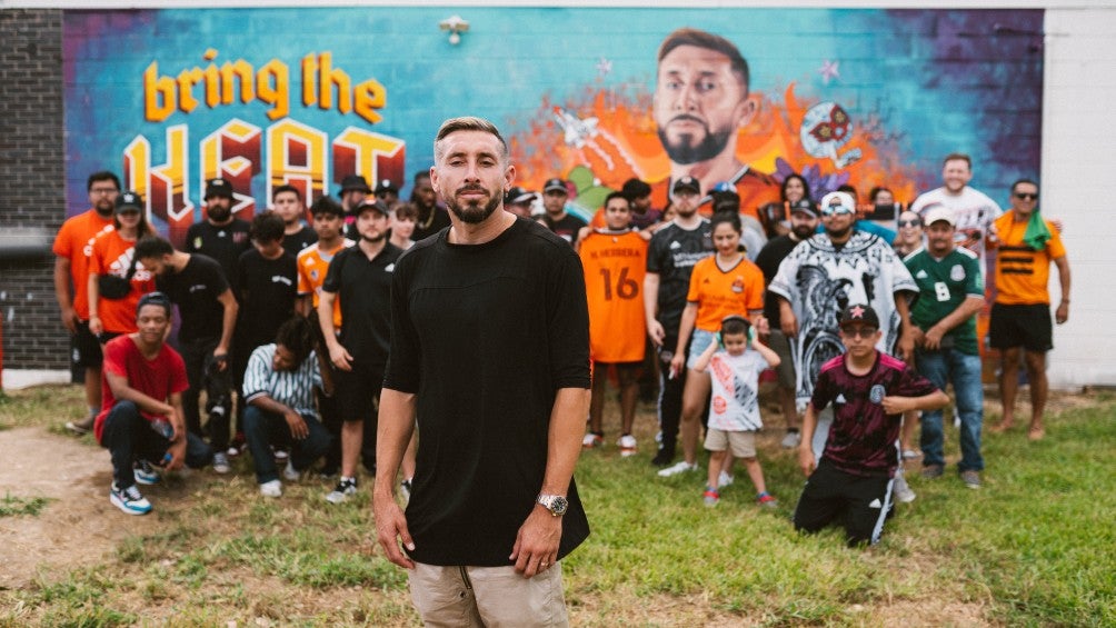 Héctor Herrera posa junto a la afición del Houston Dynamo 