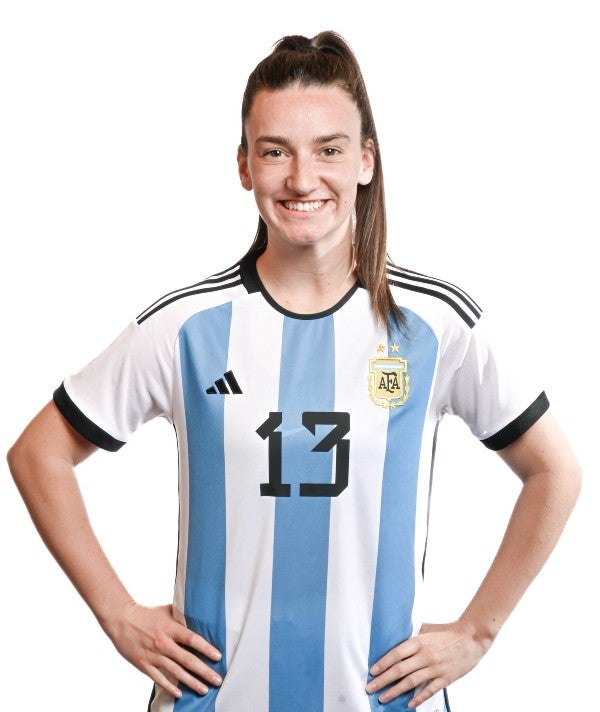 Jugadora de la Selección de argentina posa con la jersey