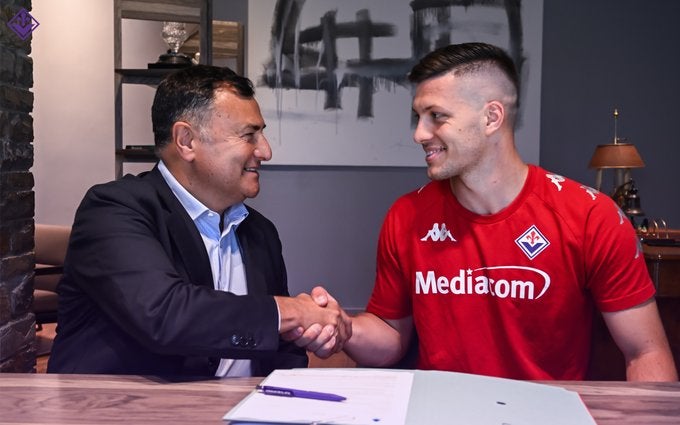 Luka Jovic firmando con la Fiore