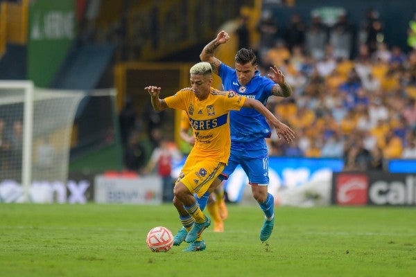 Fulgencio en acción con Tigres ante Cruz Azul