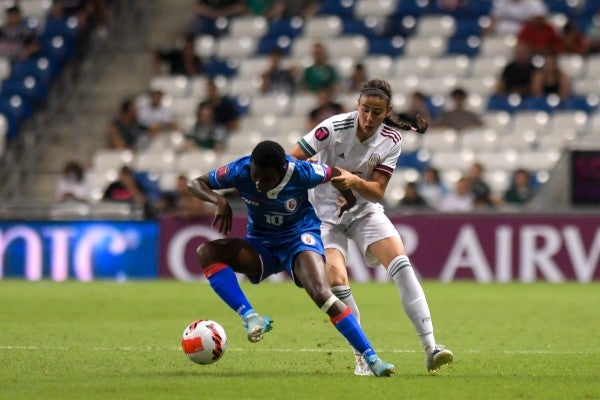 Jimena López en acción con el Tri ante Haití