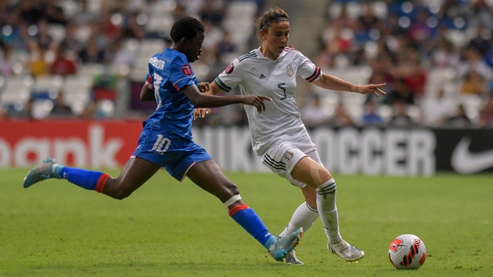 Jimena López en acción con el Tri ante Haití