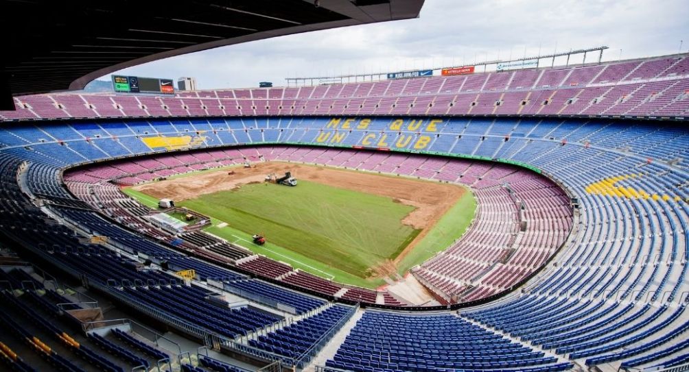 Césped del Camp Nou siendo renovado