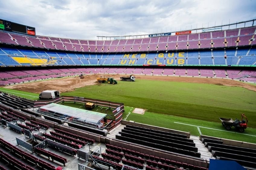 Césped del Camp Nou siendo renovado