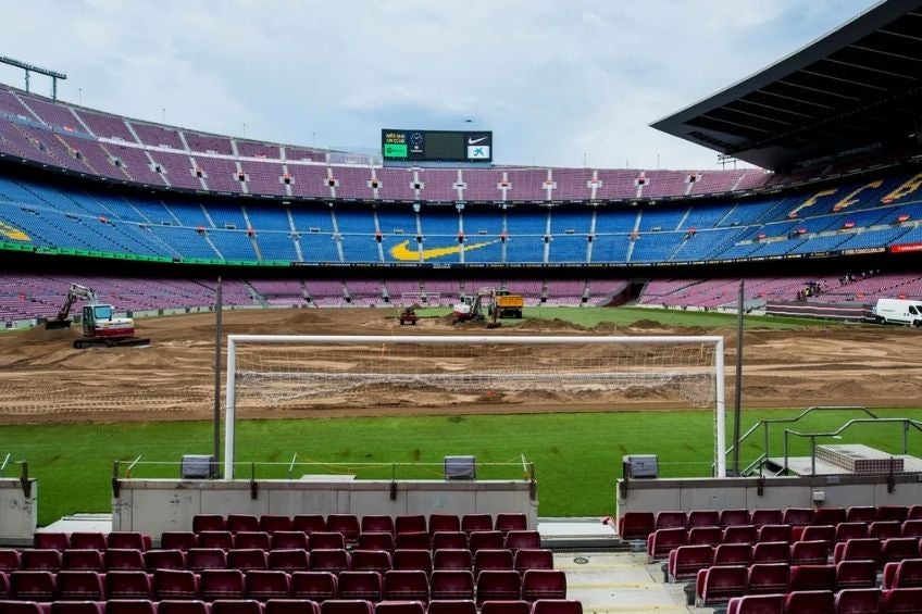 Césped del Camp Nou siendo renovado