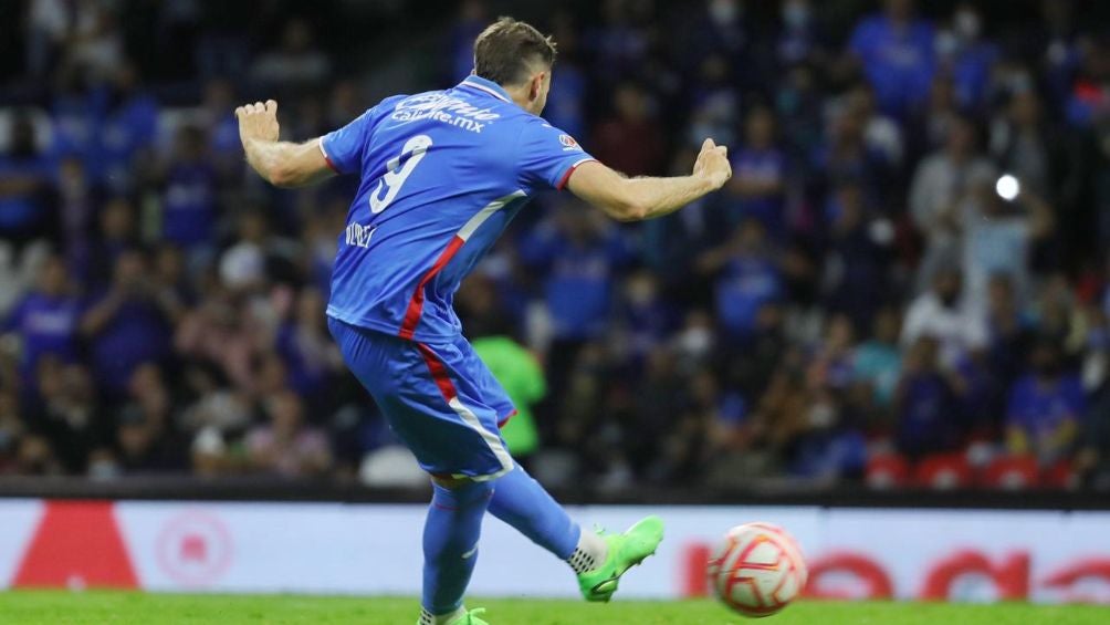 Santiago Giménez logró gol por segundo partido en fila