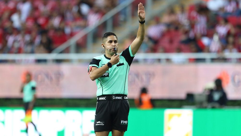 El árbitro paró el partido por el grito homofóbico