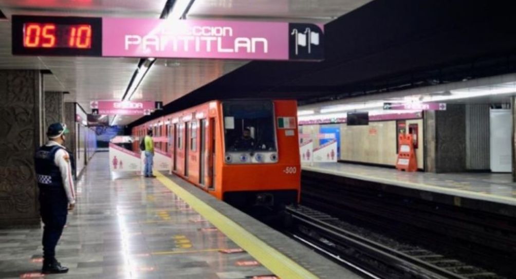 Metro llegando a una estación de la Línea 1