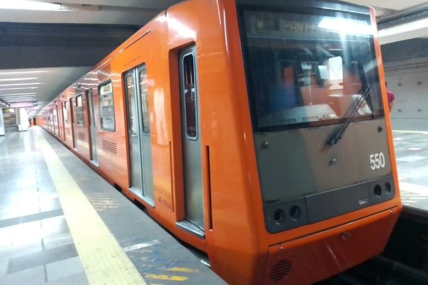 Metro llegando a una estación de la Línea 1