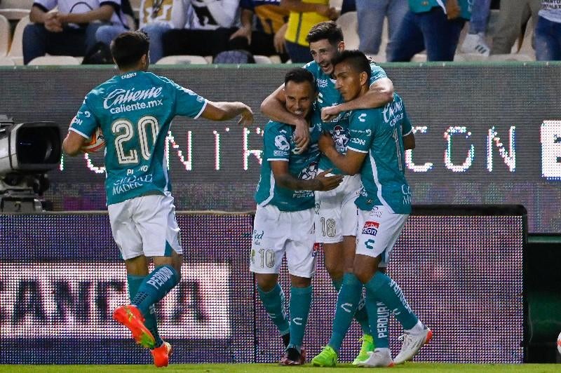 Jugadores de La Fiera en festejo de gol