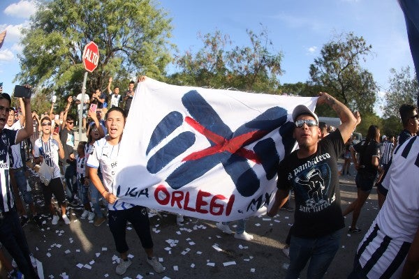 Afición de Rayados protestó en el Gigante de Acero