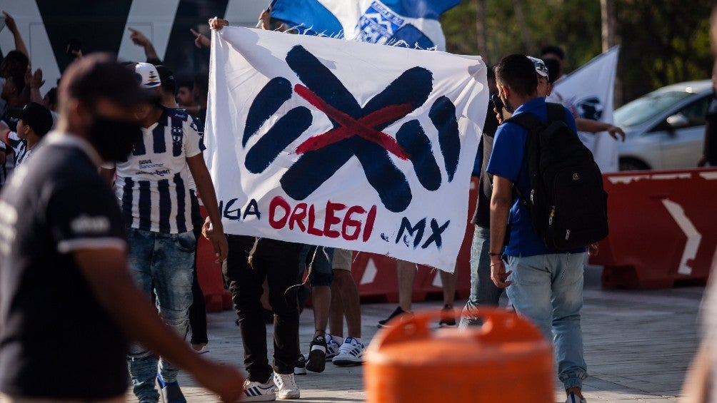 Afición de Rayados protestó en el Gigante de Acero