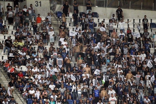 Afición de Rayados protestó en el Gigante de Acero