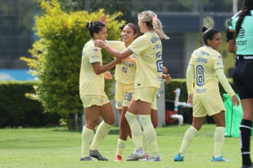 Jugadoras del América festejando un gol