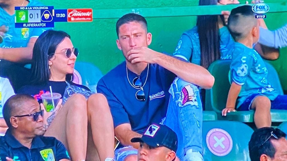 Santiago Ormeño en las tribunas del estadio