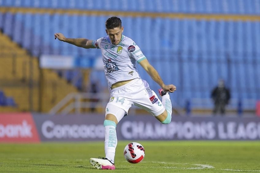 Santiago Ormeño durante un partido de León