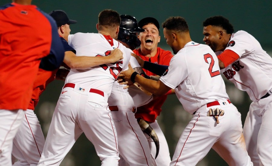 Jugadores de Boston celebran el walk-off ante Yankees