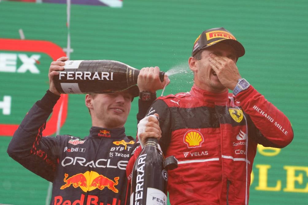 Charles Leclerc festeja con Max Verstappen en el GP de Austria