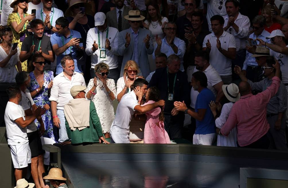 Djkovic se besa con su esposa, Jelena en Wimbledon