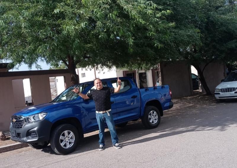 Maestro Franciso Javier Sierra con su camioneta nueva