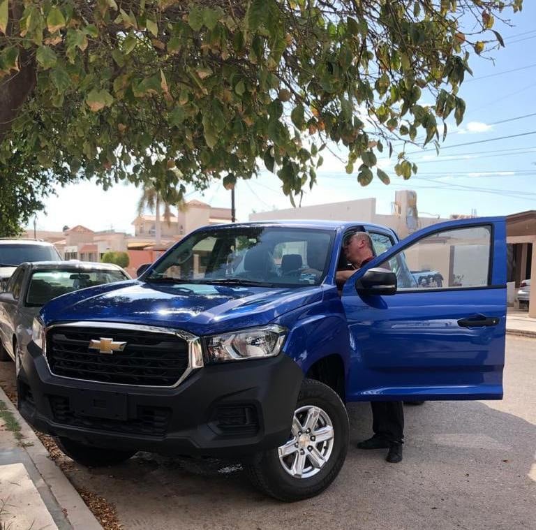 Camioneta Pick up que Nodal le regaló a su maestro