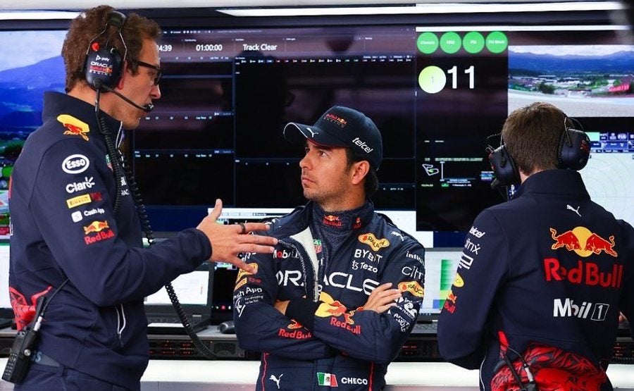 Pérez con los técnicos de Red Bull