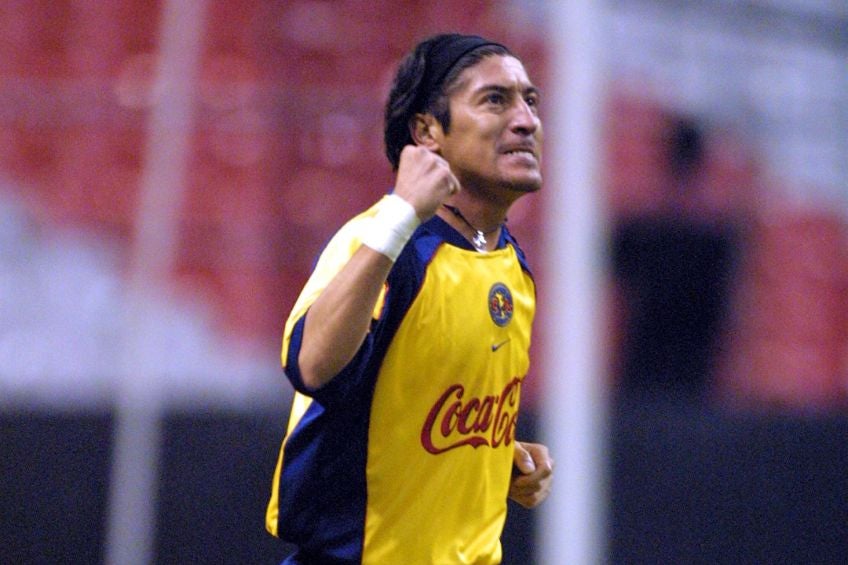 Iván Zamorano festejando un gol