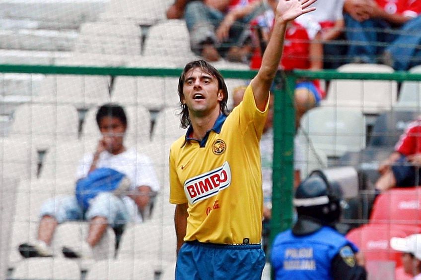 Piojo López festejando un gol