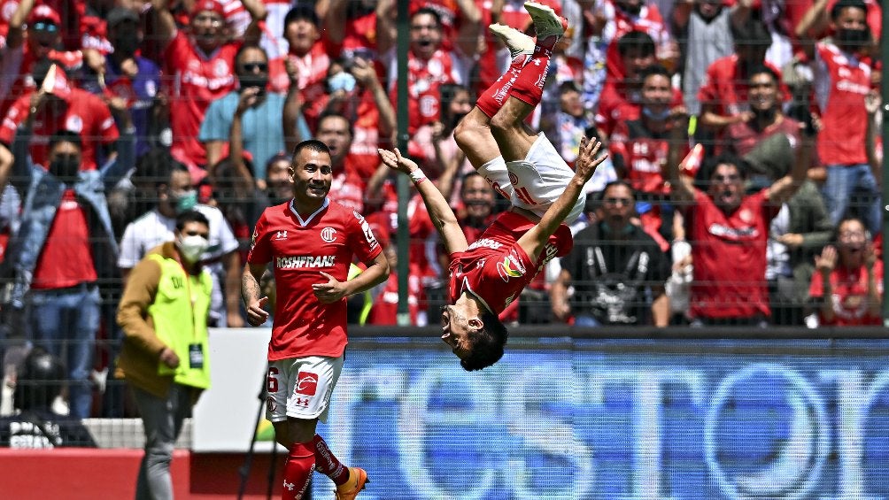 Navarro celebra gol con Toluca ante Atlas