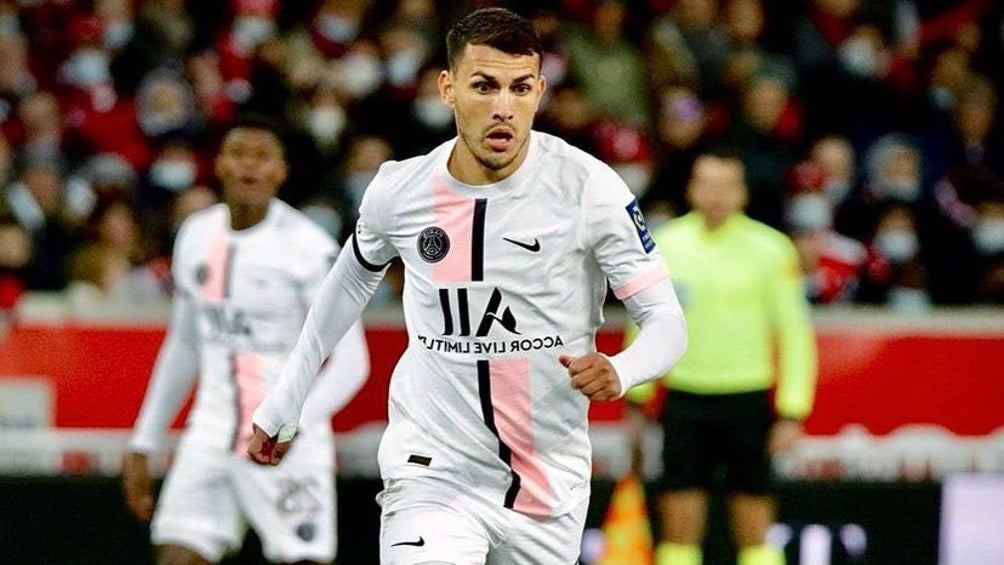 Leandro Paredes jugando partido con el PSG