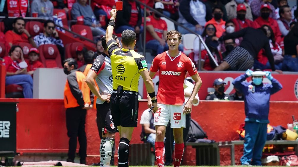 Marcel Ruiz recibió la tarjeta roja