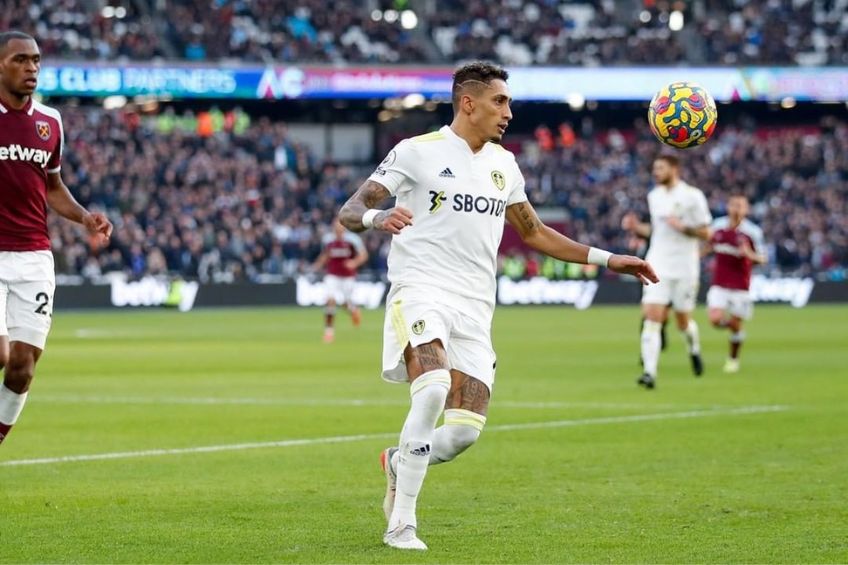 Raphinha durante un partido del Leeds United