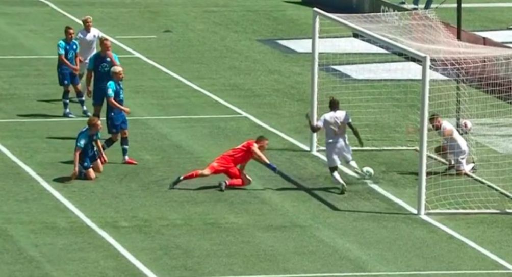 Jugador rechazando el balón en la línea