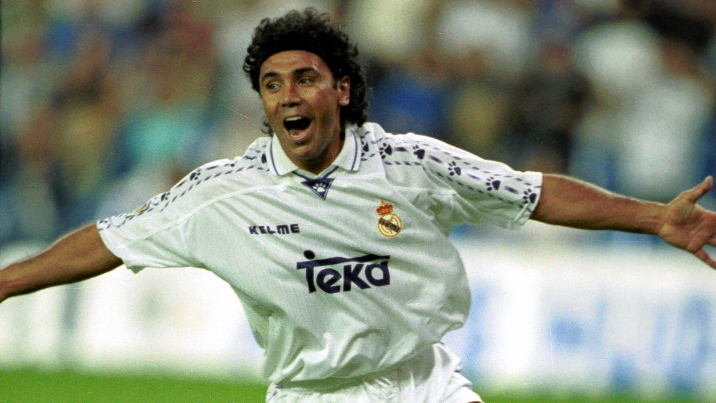 Hugo Sánchez celebrando un gol con el Real Madrid