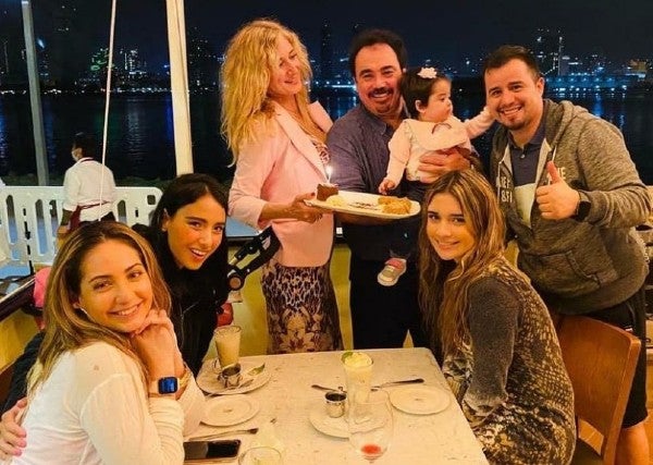 Hugo Sánchez junto a su familia