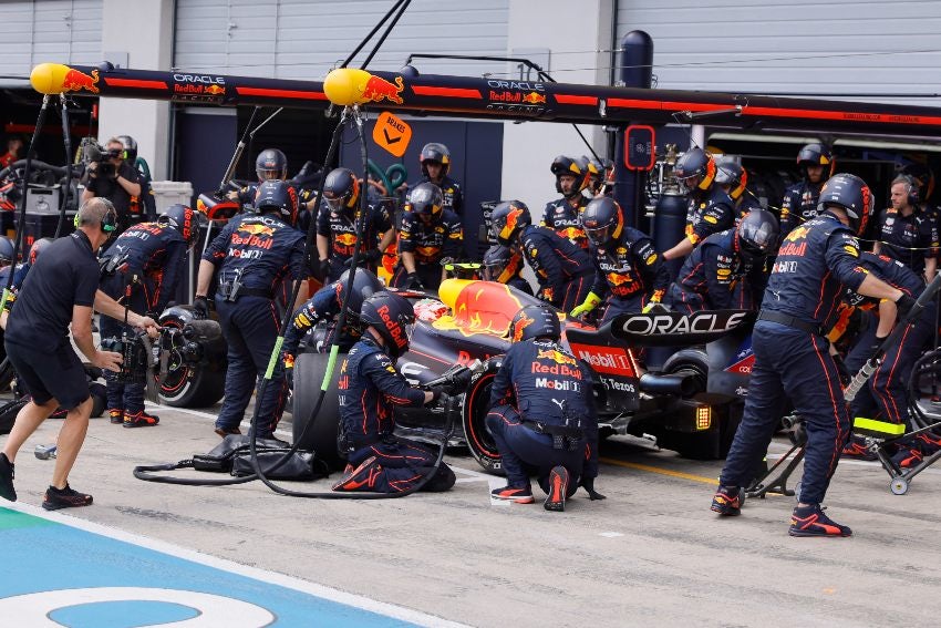 Checo Pérez en boxes tras su golpe con Russell