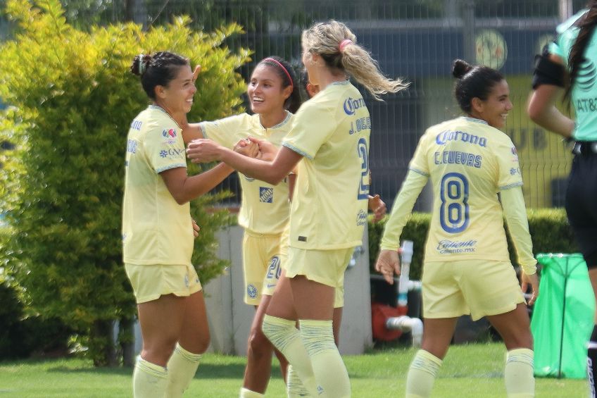 Jugadoras del América festejando un gol