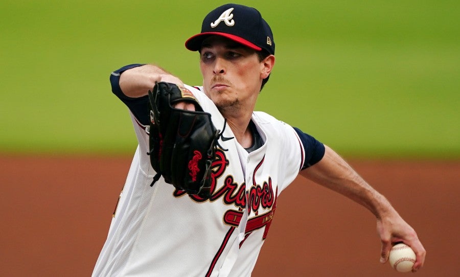 Max Fried lanzando con los Braves