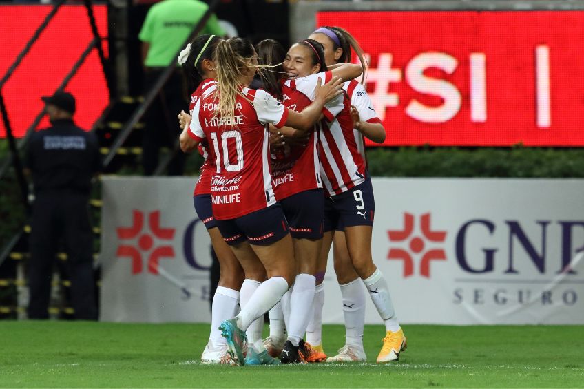 Jugadoras de Chivas festejando un gol