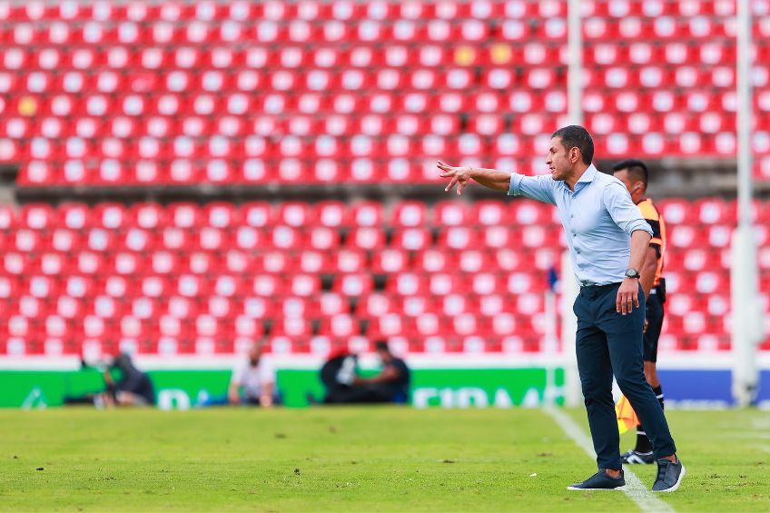 Jaime Lozano dirigiendo a Necaxa