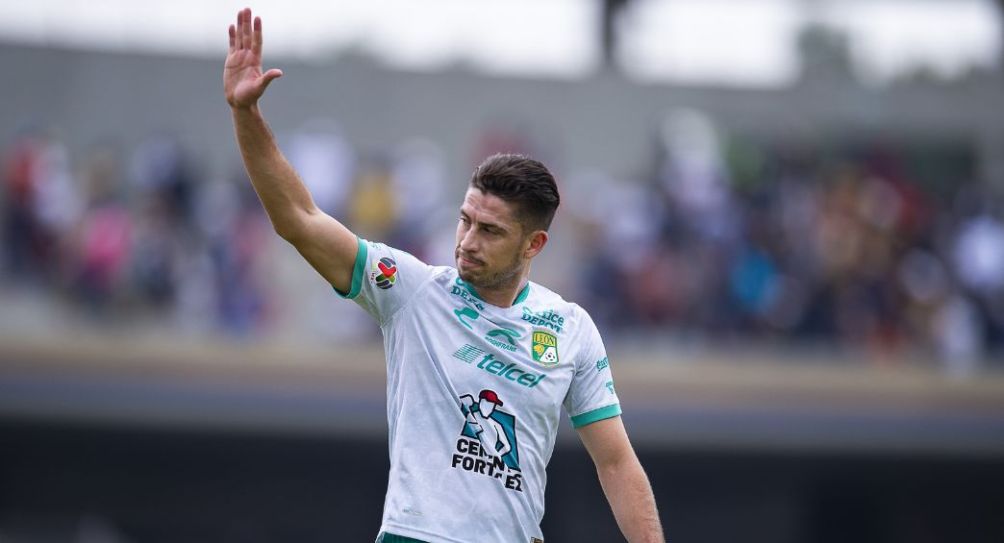 Santiago Ormeño durante un partido de León