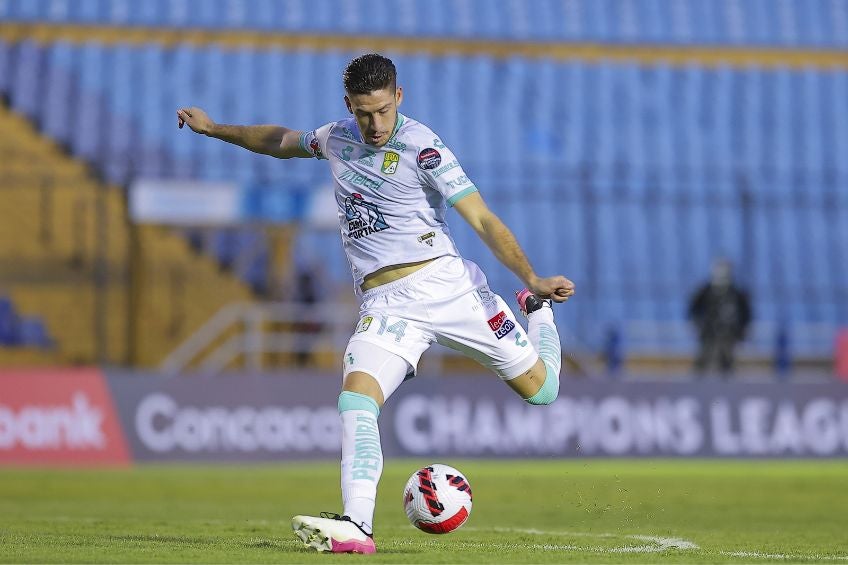 Santiago Ormeño durante un partido del León