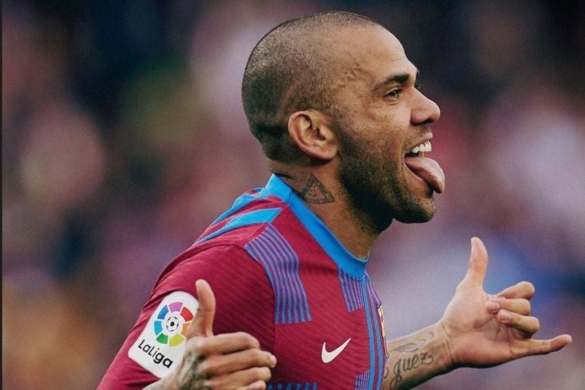 Dani Alves festejando un gol