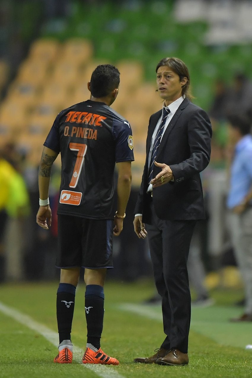 Orbelín Pineda y Almeyda en un partido de Chivas