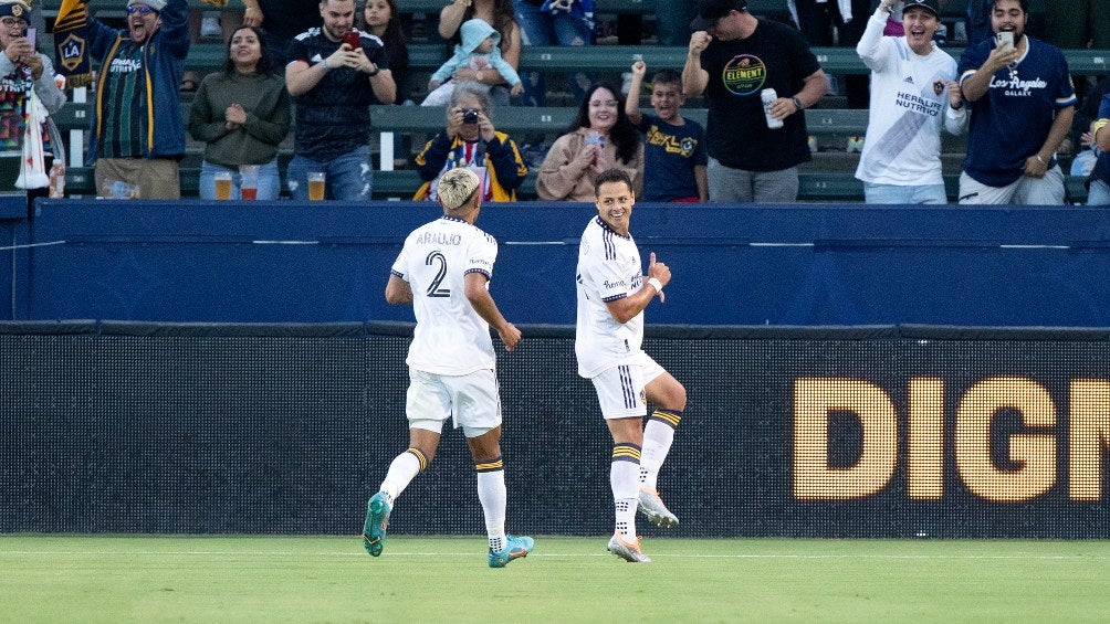 Chicharito Hernández celebrando un gol con LA Galaxy