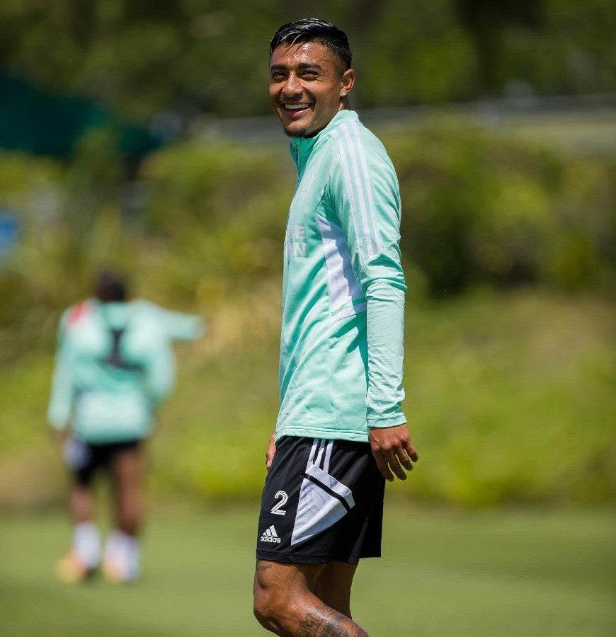 Julián Araujo en un entrenamiento con La Galaxy