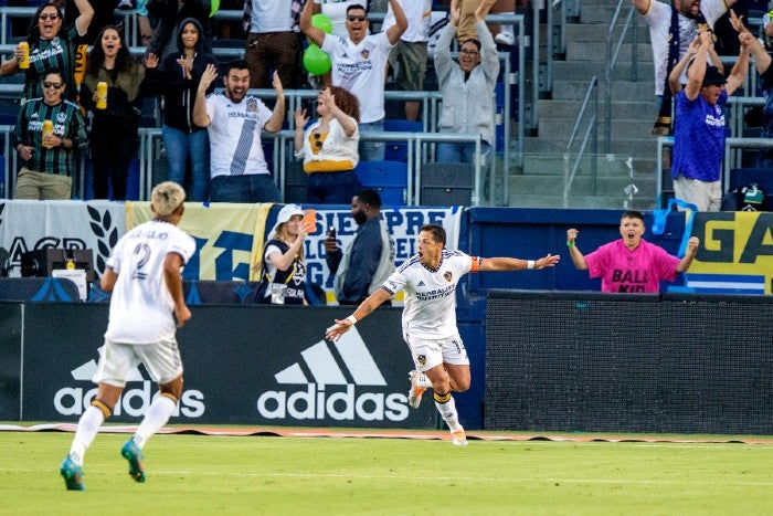 Chicharito festejando un gol