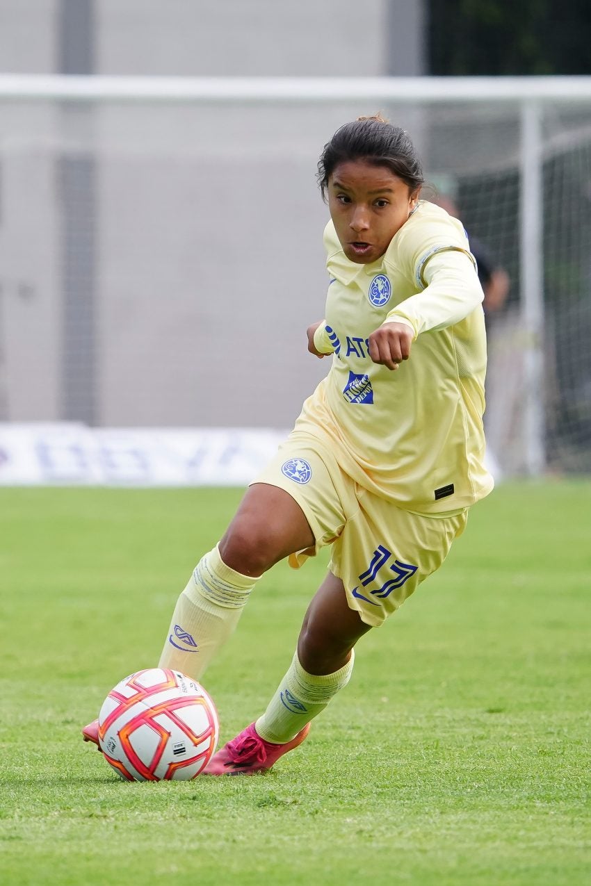 Natalia Mauleón en un partido de América